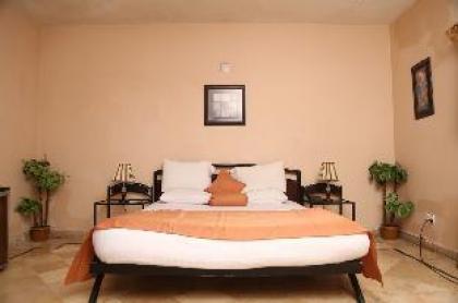 LUXURY INN - DELUXE ROOM - image 4