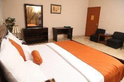 LUXURY INN - DELUXE ROOM - image 5