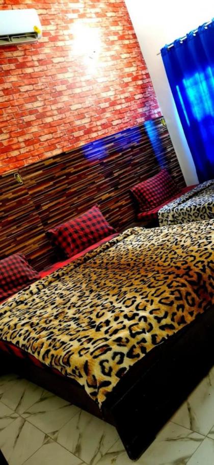 Couples Friendly Guest House Karachi - image 21