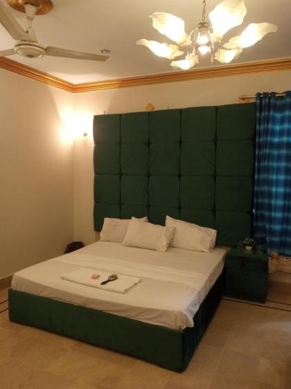 Hill view Guest House near continental bakery Johar Darul sehat Agha khan and Liaqat Hospital - image 3