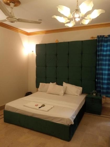 Hill view Guest House near continental bakery Johar Darul sehat Agha khan and Liaqat Hospital - image 4
