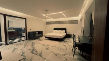 Signature By Hotel Crown Inn - image 25